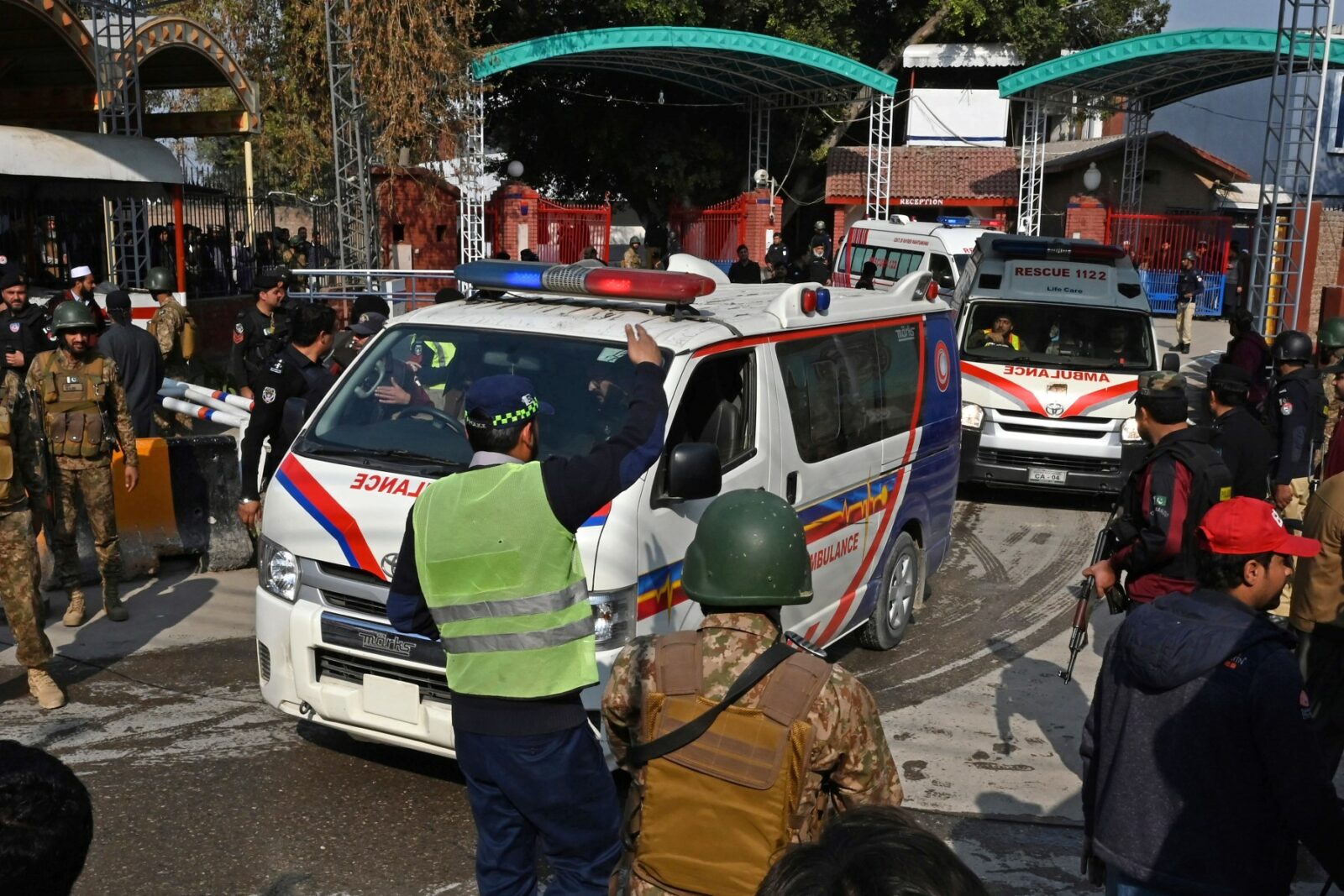 Scores killed, injured in Pakistan mosque explosion